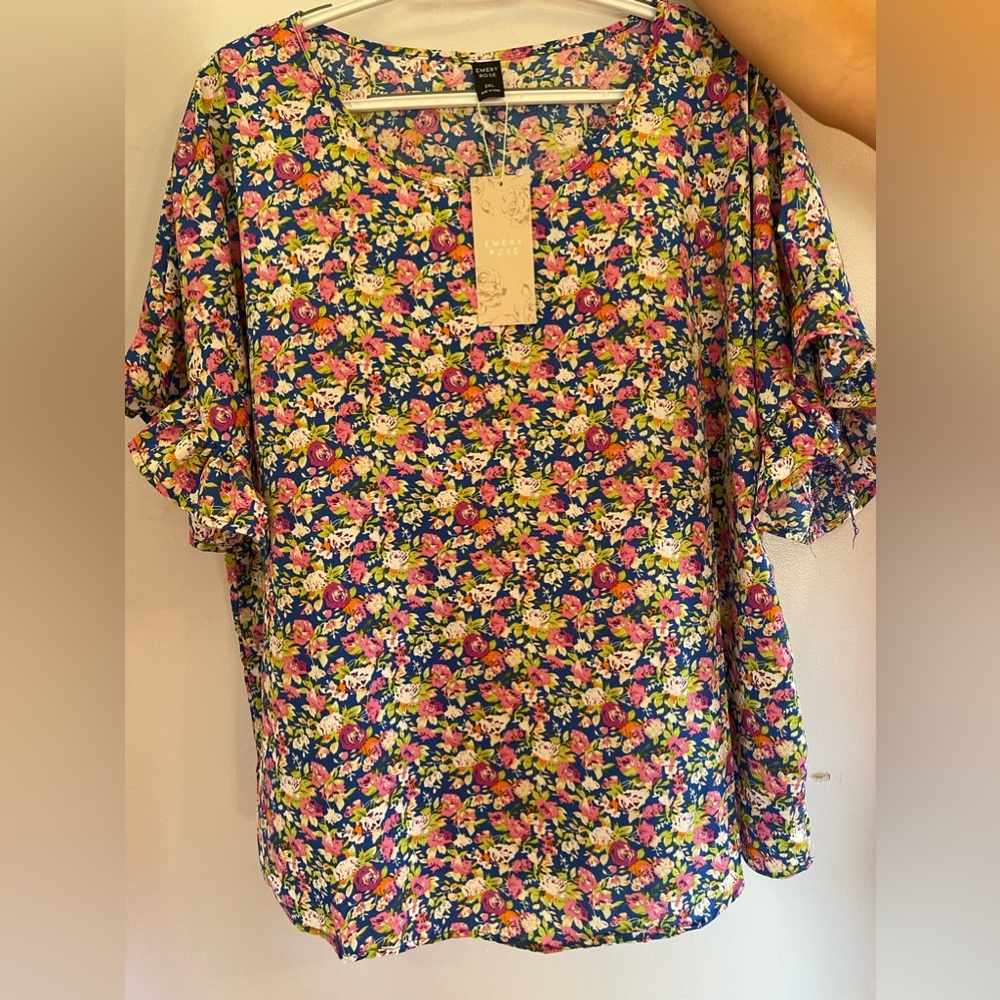 Emery Rose cute floral dressy top NWT